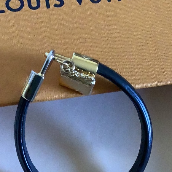 Louis Vuitton Epi Alma Bracelet - Picture 5 of 10